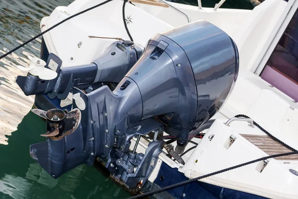 Motori fuoribordo usati montati su una barca sportiva in vetroresina — Foto Stock