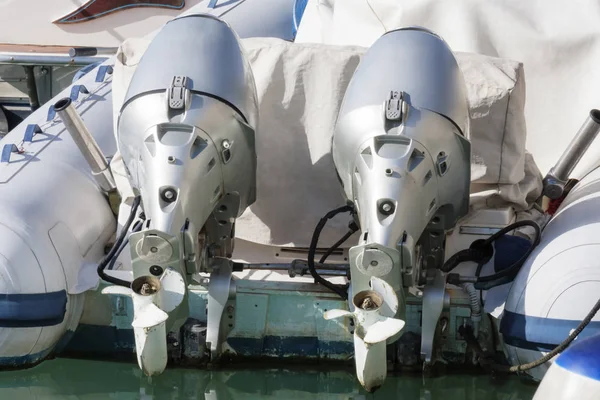 Пара лодочных двигателей, установленных на стеклопластиковой спортивной лодке — стоковое фото