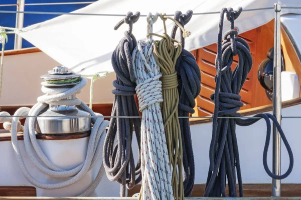 Мотузка і шків на обладнаному вітрильному човні — стокове фото