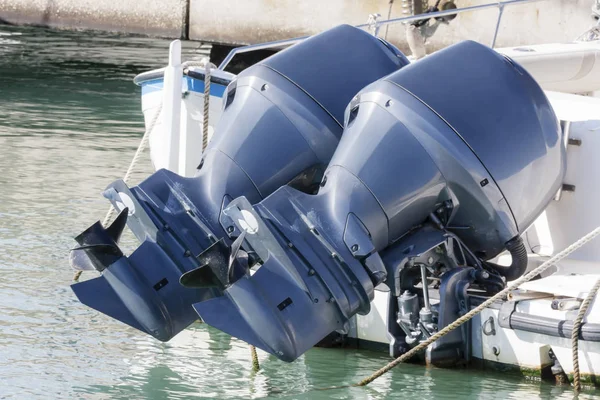 Çift mavi kıçtan takmalı motorlar