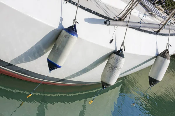 Біла палуба з крилами у вітрильному човні зі скловолокна — стокове фото