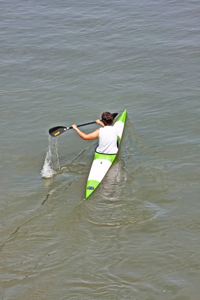 Турин, Италия May 9, 2014 athlete enjoy outdoors sports, he is rowing in the Po river — стоковое фото