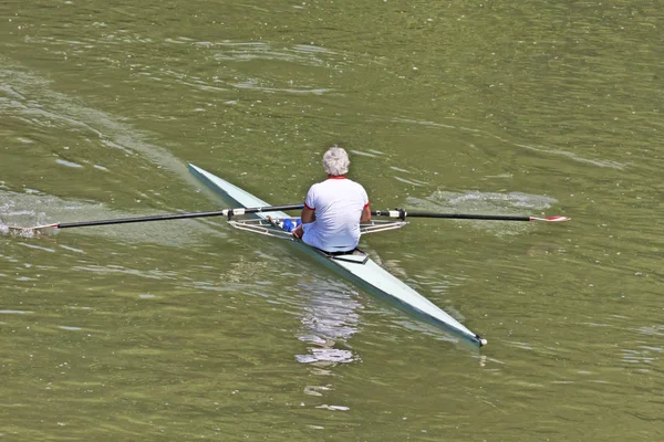 Turin, Italy May 9, 2014 athlete enjoy outdoors sports, he is rowing in the Po river — Stock Photo, Image