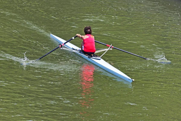 Turin, Italy May 9, 2014 athletic woman enjoy outdoors sports, she is  rowing in the Po river — Stock Photo, Image