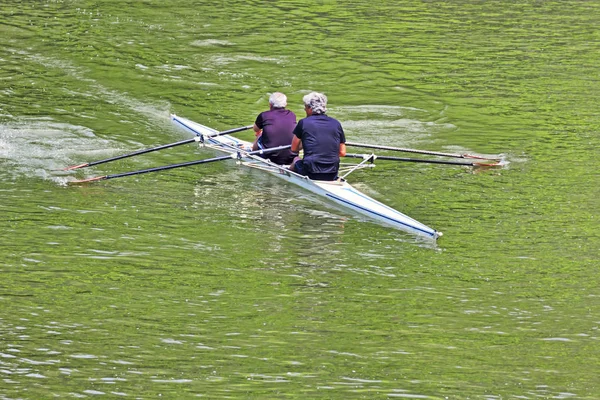 Turin, Italy May 9, 2014 athletes enjoy outdoors sports, they are rowing in the Po river — Stock Photo, Image