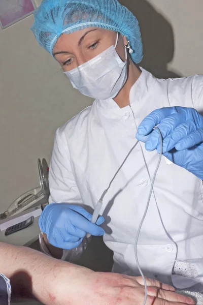 Mikrochirurgie: Lékař dermatolog připraví koagulátor elektro k odstranění kožních chorob — Stock fotografie