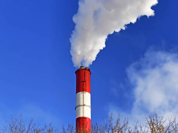 Chimenea con producción de vapor de una central térmica — Foto de Stock