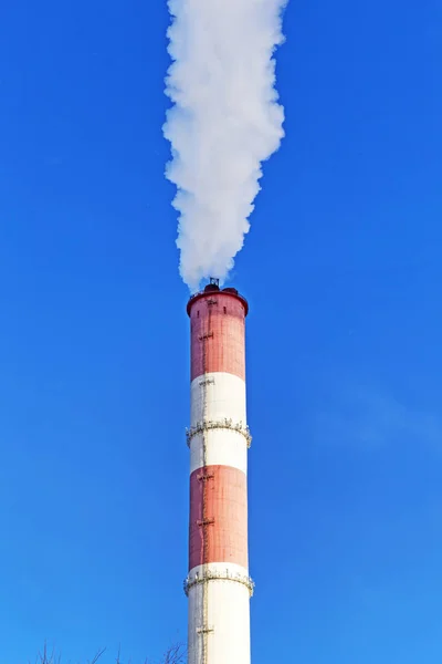 Cheminée avec production de vapeur d'une centrale thermique — Photo