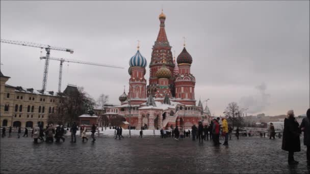 Moscow, Rusya Federasyonu - 28 Ocak 2017: Kremlin: insanlar bir bulutlu kış günü manzara Aziz Basil s Katedrali ile Kızıl Meydan hayatta zevk — Stok video