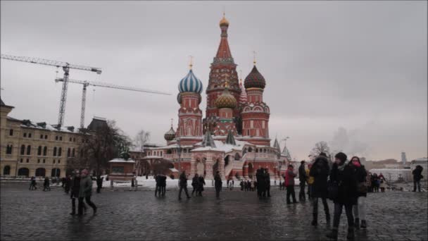 Moskva, Ryssland - 28 januari 2017: Kreml: människor njuta av livet i Röda torget i en molnig vinterdag med landskap av St Basil Cathedral — Stockvideo
