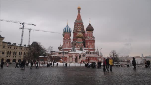 Moskau, Russische Föderation - 28. januar 2017: kremlin: die menschen genießen das leben auf dem roten platz an einem bewölkten wintertag mit landschaft der basilikum-kathedrale — Stockvideo