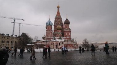 Moscow, Rusya Federasyonu - 28 Ocak 2017: Kremlin: insanlar bir bulutlu kış günü manzara Aziz Basil s Katedrali ile Kızıl Meydan hayatta zevk