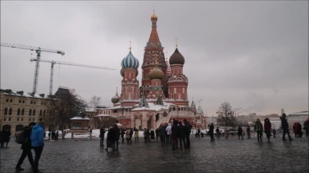 Moscú, Federación Rusa - 28 de enero de 2017: Kremlin: La gente disfruta de la vida en la Plaza Roja en un día nublado de invierno con el paisaje de St. Catedral de Basilio — Vídeos de Stock