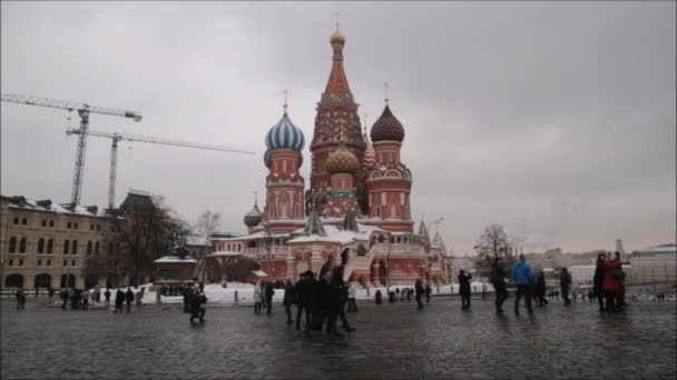 Moscú, Federación Rusa - 28 de enero de 2017: Kremlin: La gente disfruta de la vida en la Plaza Roja en un día nublado de invierno con el paisaje de St. Catedral de Basilio — Vídeos de Stock