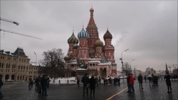 Moskva, Ryssland - 28 januari 2017: interiör av berömda Gum staten varuhus med många affärer och personer tittar med intresse. — Stockvideo