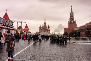 Moskova, Rusya Federasyonu-21 Ocak 2017: Kremlin bölgesi, Ed Meydanı, sağda Lenin 'in Mozolesi ve Spasskaya Kulesi, Aziz Basil Katedrali 'ni ileri.