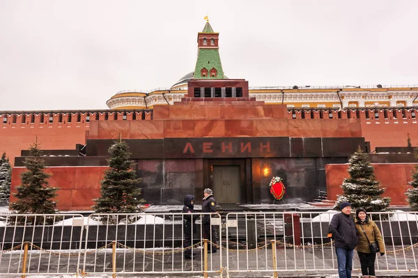 Moscow,Russian Federation - January 28,2017:  -  Kremlin , Lenin s Mausoleum on Red Square in winter covered by snow. — Stock Photo, Image