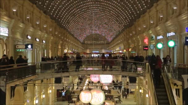 Interior do famoso e luxuoso shopping Gum State Department Store com muitas lojas com pessoas e turistas que procuram fazer compras — Vídeo de Stock