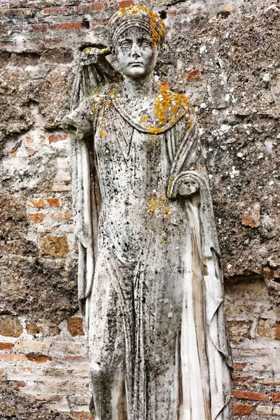 Statue funéraire représentant le caractère féminin de l'ancienne Ostie  - — Photo