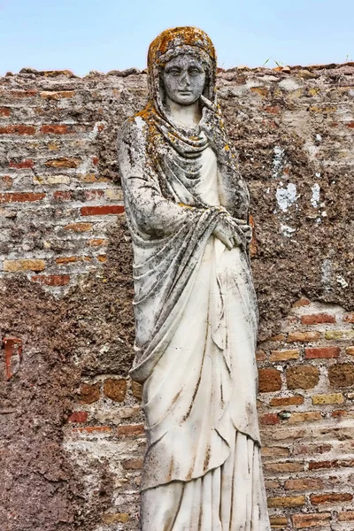 Statua funeraria raffigurante il personaggio femminile dell'antica Ostia  - — Foto Stock