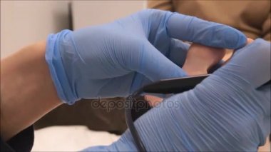 Dermatolog cerrah elektrokoter plantar siğil (Adım 5/10 kaldırmak için kullanır)
