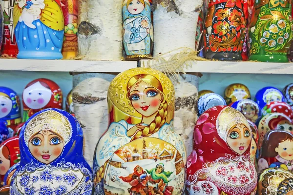 Несколько традиционных матриосских кукол России — стоковое фото