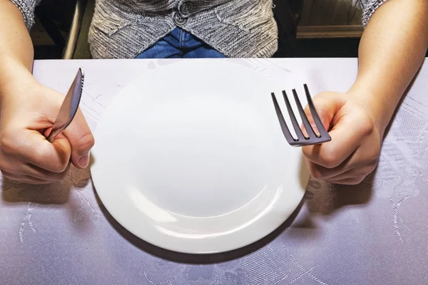 Çocuk onun yemek için bekliyor