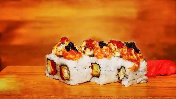 Lezzetli suşi süslenmiş ve kırmızı ve beyaz havyar ile dekore edilmiş 