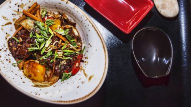 Karışık sebzeli baharatlı et