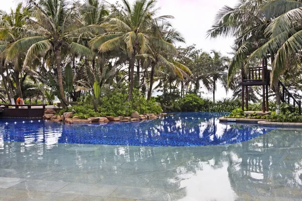 Jardin de luxe avec piscine à l'île de Hainan resort — Photo