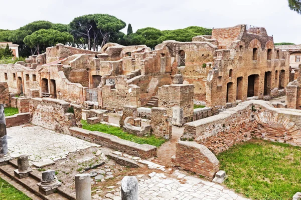 Archäologische römische Ausgrabungslandschaft in ostia antica - rom - ita — Stockfoto