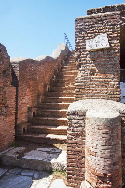 Treppe zum Neptunbad in der archäologischen Ausgrabungsstätte — Stockfoto