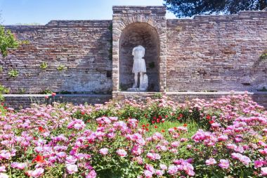 Avlu kalıntıları Domus della Fortuna Annonaria belirti ve