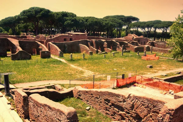 Sito archeologico romano paesaggio del tramonto a Ostia Antica - Rom — Foto Stock