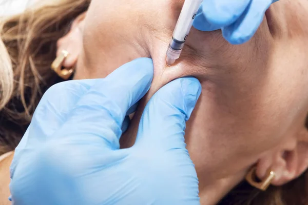 Kosmetické dermatolog platí kosmetické ošetření s injekcí o — Stock fotografie