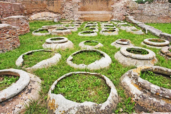 Sítio arqueológico de Ostia Antica em Roma - jarros antigos de wi — Fotografia de Stock
