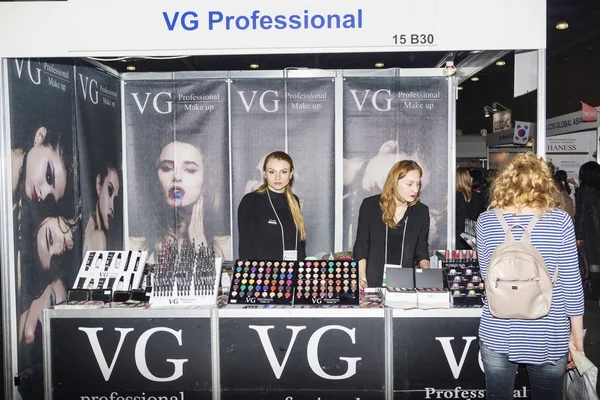 Intercharm XVI Exposición internacional de cosméticos y equipos profesionales para salones de belleza — Foto de Stock