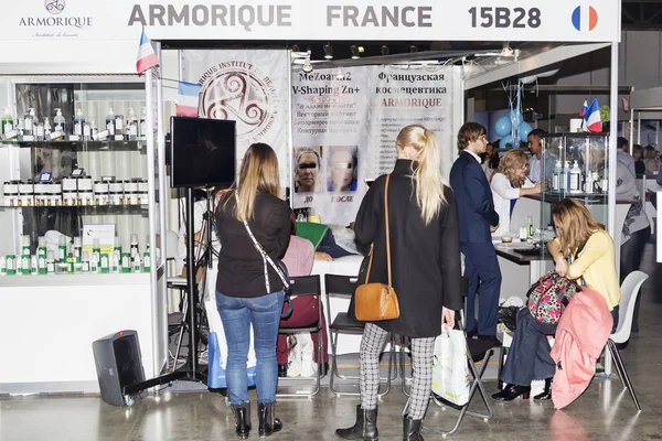 Intercharm XVI Exposición internacional de cosméticos y equipos profesionales para salones de belleza — Foto de Stock
