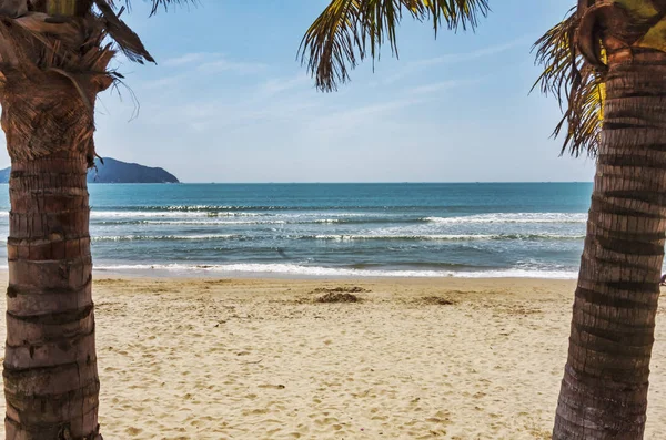 Tropikalnej plaży z palmy kokosowe w Hainan island - Chiny — Zdjęcie stockowe