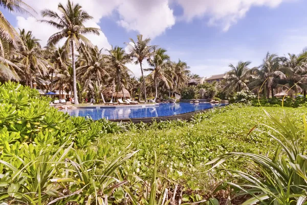 Tropikal bahçe panorama havuzu ve Hainan Adası - Çin şemsiye