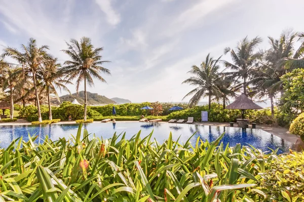 Tropikal bahçe panorama havuzu ve Hainan Adası - Çin şemsiye