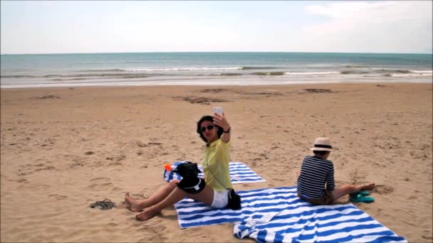 Brunette vrouw snaps selfie op tropisch strand van Hainan eiland - China — Stockvideo