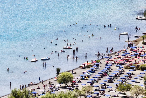 Güneş ve su sporları Castel volkan Gölü içinde turistler zevk