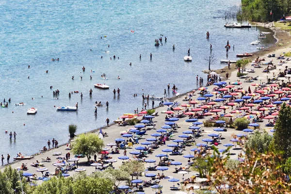 Güneş ve su sporları Castel volkan Gölü içinde turistler zevk
