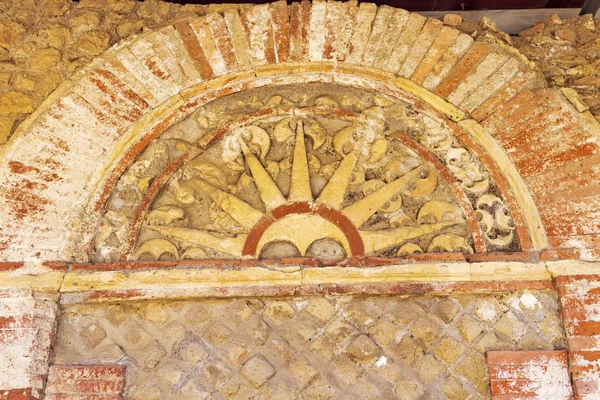 Az Ostia Antica régészeti ásatások: díszített arch a sír Archetti — Stock Fotó