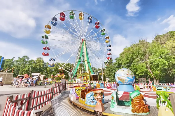 Moskova, Sokolniki Park insanlarla ilgi çekici yerlere yolculuk park zevk