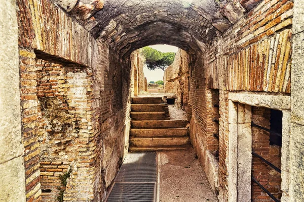 Αρχαιολογικές ανασκαφές της Ostia Antica: μέσα σε ένα ερείπιο με μια — Φωτογραφία Αρχείου