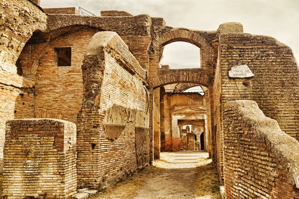 Archäologische ausgrabungen in ostia antica: caseggiato von serapi — Stockfoto