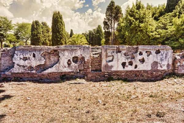 Fragment av marmor inskriptioner placeras på vinden av Porta Ro — Stockfoto