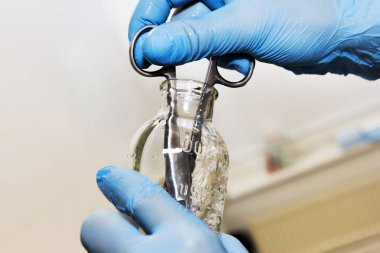 Dermatolog cerrah cerrahi makas dezenfekte eder.